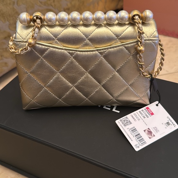 NWT CHANEL MINI QUILTED LAMBSKIN FLAP BAG WITH PEARL TOP HANDLE.  ALSO CROSSBODY - Picture 4 of 9
